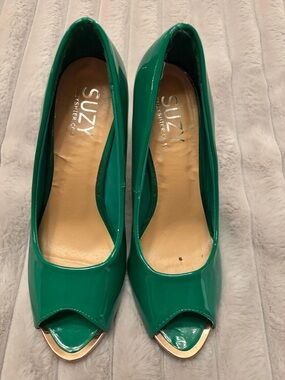 Suzy Shier Emerald Green Peep-Toe Patent High Heels